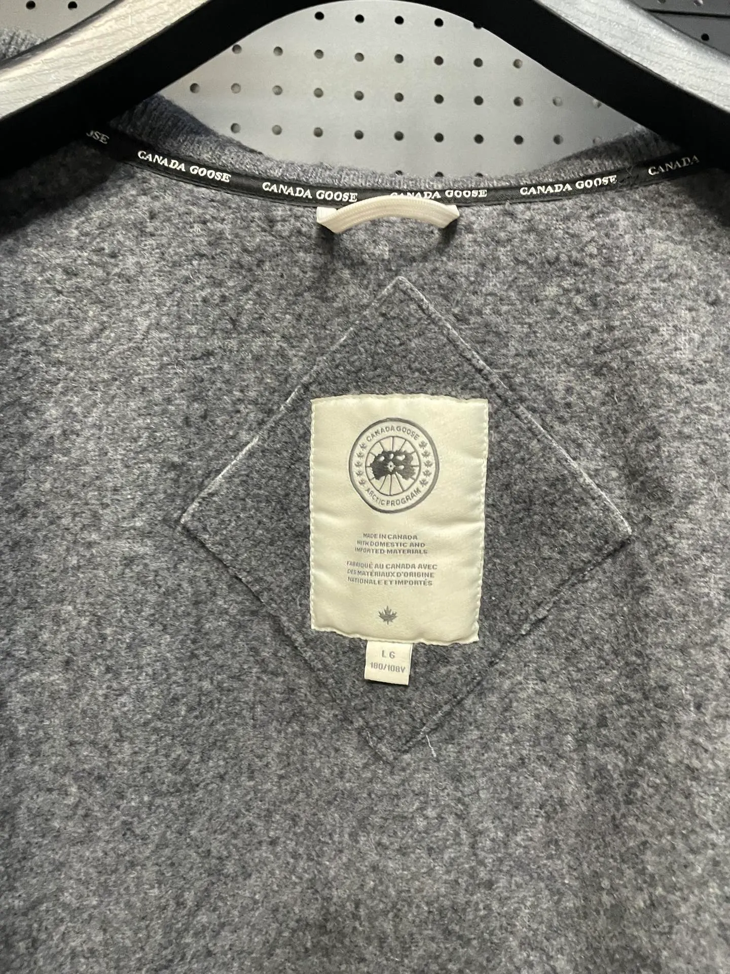 P600 Black CANADA GOOSE/Canada Goose Autumn and Winter Couple's Fleece Vest Jacket 🔘Color: Black Gray Khaki Highest version Original fabric High version High quality) ⚠All details Fabric accessories craftsmanship (all 1:1 passed inspection) (The owner is a "detail monster" so the goods he makes also pay attention to details) 1⃣ Distinguish the wrong version of market goods: all go single line ❌ Our genuine 1:1 special machine presses the line (high requirements for machine workers) 2⃣ Differentiates the market from drawings and making goods. Fabric color difference is too big. You get what you pay for, not fast food. 3⃣ Differentiates the market from low-end versions to receive labels, hang tags, and wash labels. All our accessories are custom-made (approved level) 4⃣ Differentiates the market from the detail-free workmanship❌ Our workmanship: neckline, shoulder line, armholes, cuffs, hem (In order to increase the cost, we must also restore the original product: yoke taping, double needle threading🔍) Size: S-XXL